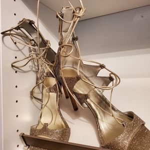 Stuart Weitzman gold glittery legwrap shoes size 10